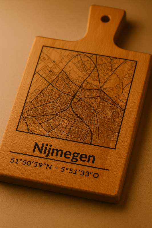 Borrelplank Nijmegen - Serveerplank van Beukenhout met Gravure Stadsplattegrond - Oakman Objects