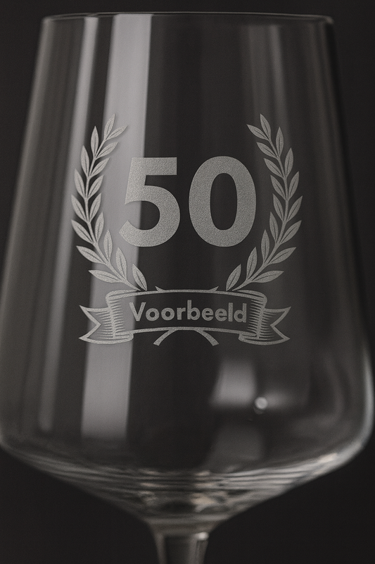 Luxe Gegraveerd Rode Wijnglas met Naam & 50 - Tijdloos Cadeau - 52 cl