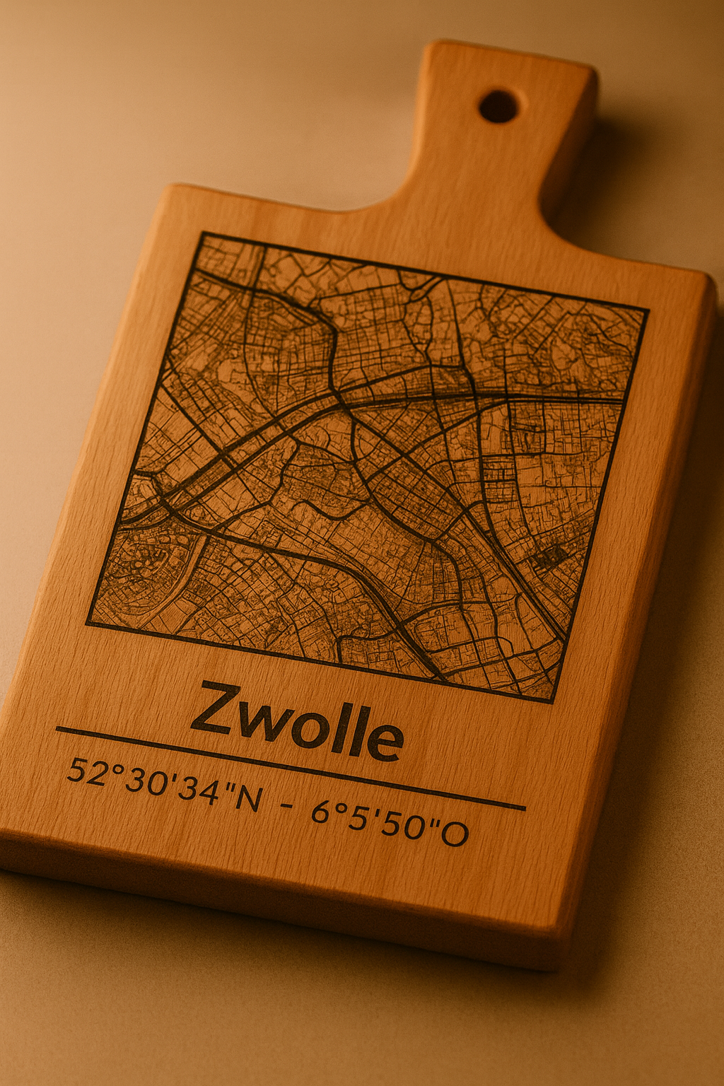 Borrelplank Zwolle - Serveerplank van Beukenhout met Gravure Stadsplattegrond - Oakman Objects