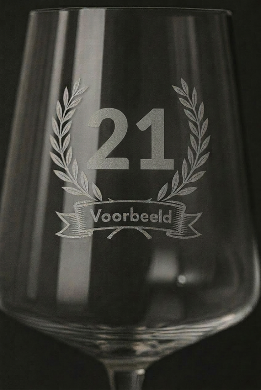 Gegraveerd wijnglas 21e verjaardag met naam - detail