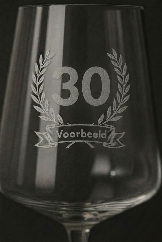Gegraveerd wijnglas 30e verjaardag met naam - detail