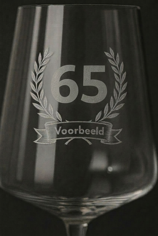 Gegraveerd wijnglas 65e verjaardag met naam - detail