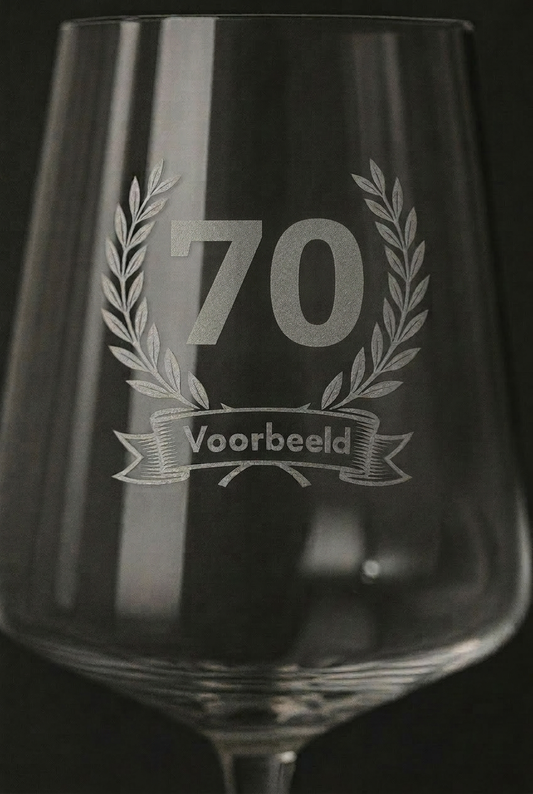 Gegraveerd wijnglas 70e verjaardag met naam - detail