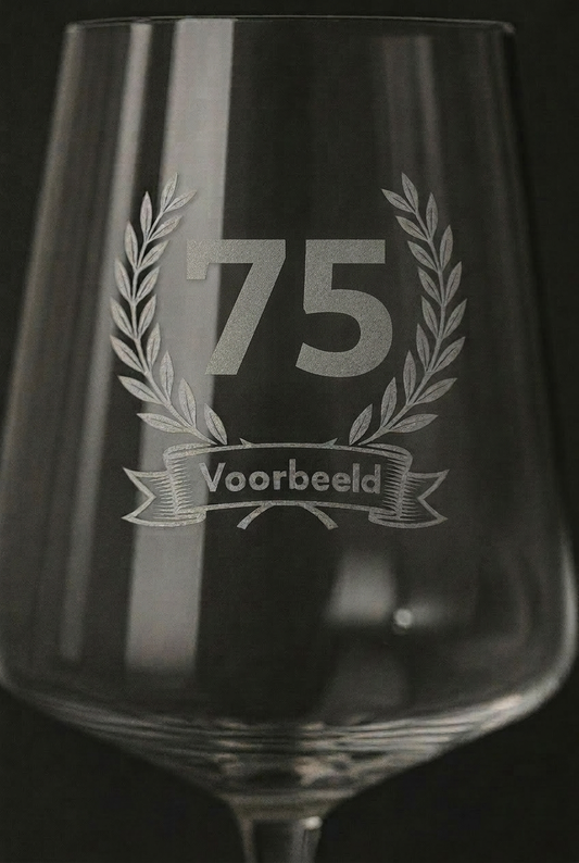 Gegraveerd wijnglas 75e verjaardag met naam - detail