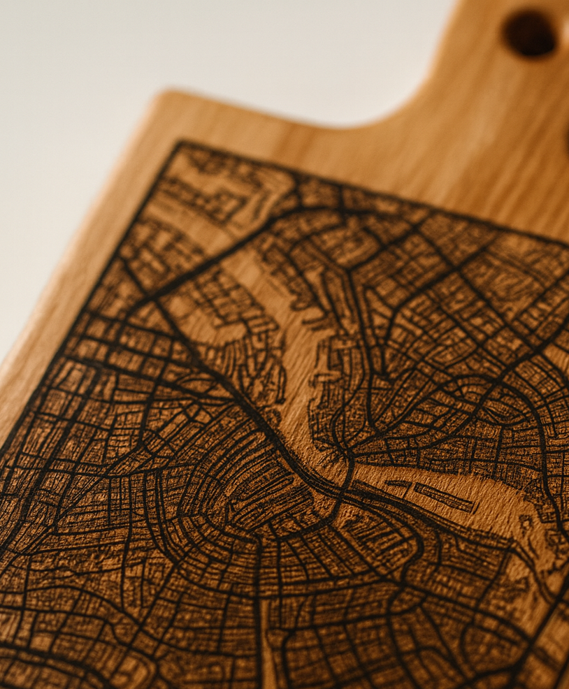 Snijplank Amsterdam – Borrelplank van Beukenhout met Gravure Stadsplattegrond – Oakman Objects