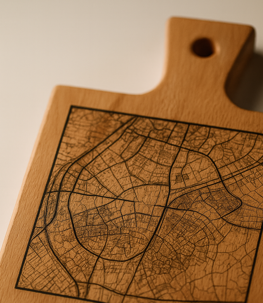 Snijplank Assen  – Borrelplank van Beukenhout met Gravure Stadsplattegrond – Oakman Objects