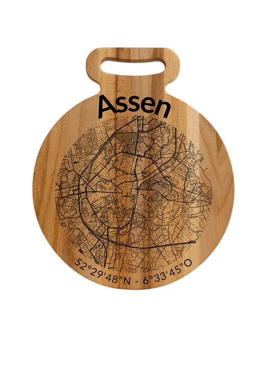Snijplank Assen Rond – Borrelplank van Beukenhout met Gravure Stadsplattegrond – Oakman Objects