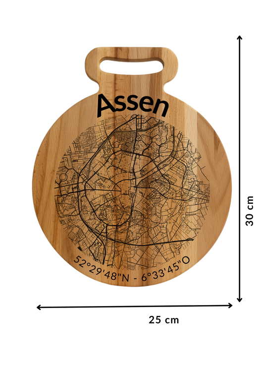 Snijplank Assen Rond – Borrelplank van Beukenhout met Gravure Stadsplattegrond – Oakman Objects