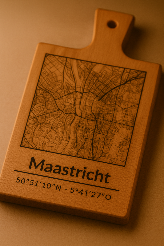 Borrelplank Maastricht - Serveerplank  van Beukenhout met Gravure Stadsplattegrond - Oakman Objects
