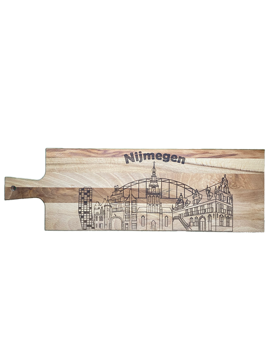Borrelplank met skyline Nijmegen gegraveerd in hout
Houten borrelplank cadeau met skyline Nijmegen
Detailfoto gegraveerde skyline op houten plank
