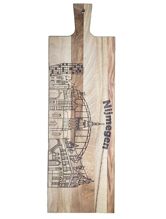 Borrelplank met skyline Nijmegen gegraveerd in hout
Houten borrelplank cadeau met skyline Nijmegen
Detailfoto gegraveerde skyline op houten plank
