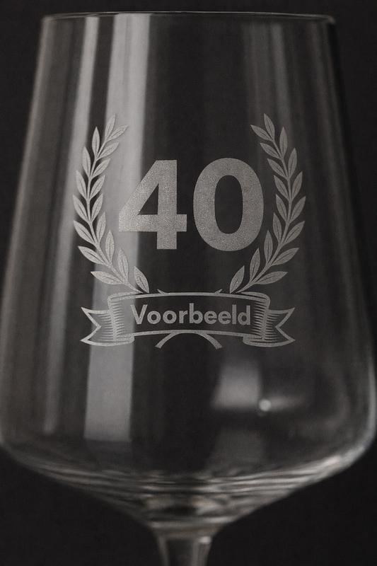 Luxe Gegraveerd Rode Wijnglas met Naam & 40 - Tijdloos Cadeau - 52 cl