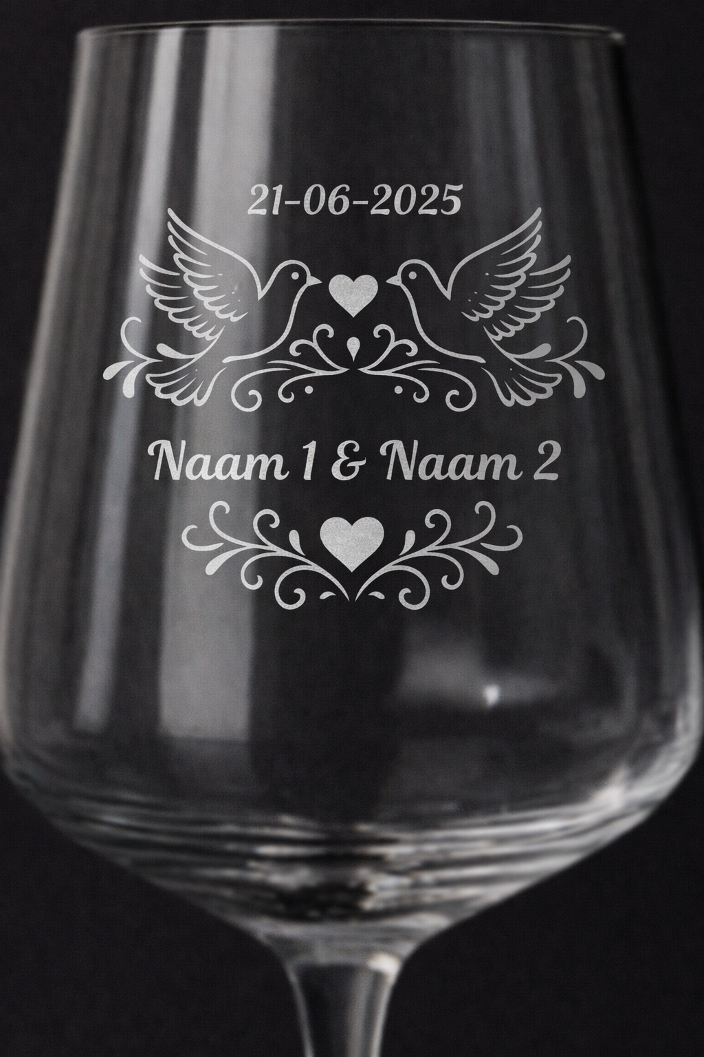 Gegraveerd wijnglas met namen en datum - Trouwcadeau 52 cl