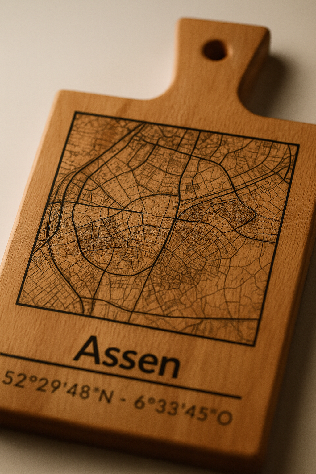 Snijplank Assen  – Borrelplank van Beukenhout met Gravure Stadsplattegrond – Oakman Objects