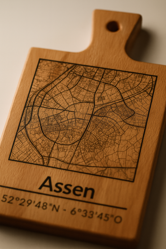Snijplank Assen  – Borrelplank van Beukenhout met Gravure Stadsplattegrond – Oakman Objects