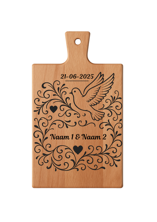 Gepersonaliseerde borrelplank met duif en hart gravure - uniek cadeau met namen en datum
