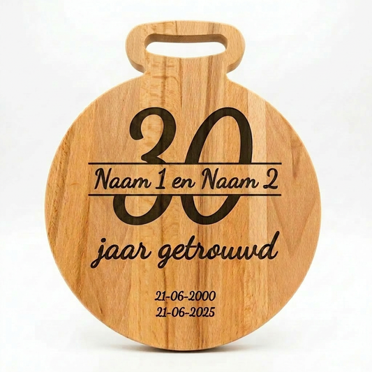 Gegraveerde borrelplank 30 jaar getrouwd parelen bruiloft met namen en trouwdatum