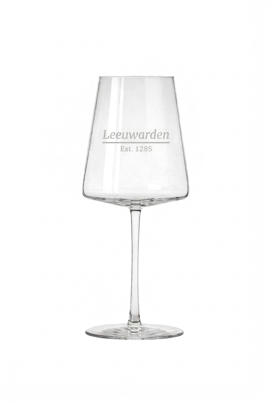 Wijnglas Leeuwarden met gravure op witte achtergrond