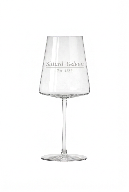 Wijnglas Sittard-Geleen met gravure op witte achtergrond