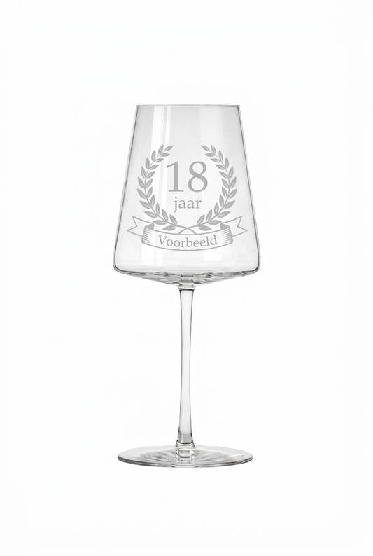 Gegraveerd wijnglas 18e verjaardag met naam - staand