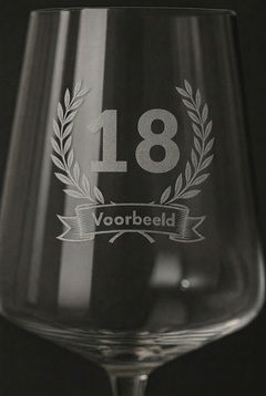Gegraveerd wijnglas 18e verjaardag met naam - 52 cl