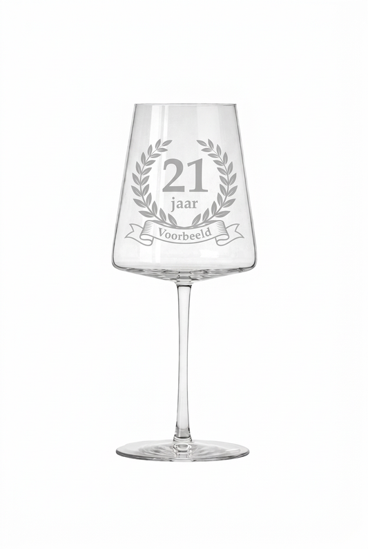 Gegraveerd wijnglas 21e verjaardag met naam - staand