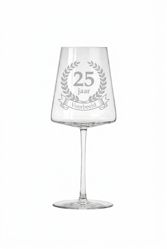 Gegraveerd wijnglas 25e verjaardag met naam - staand
