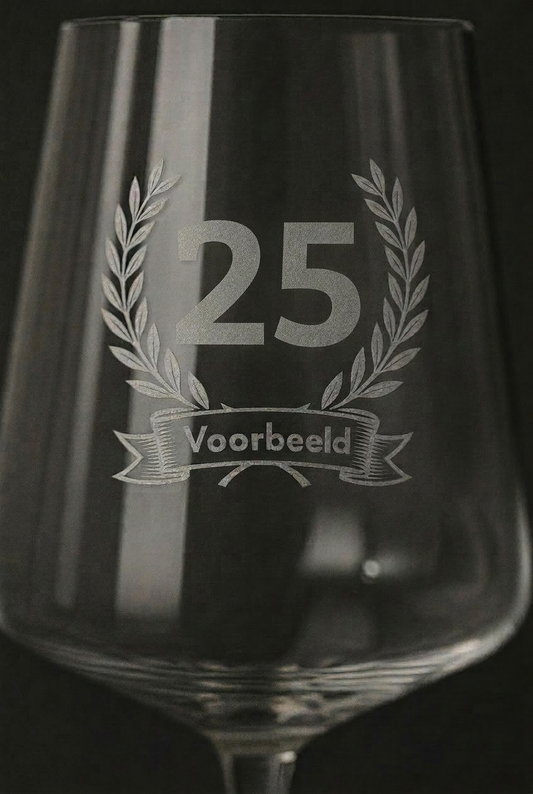 Gegraveerd wijnglas 25e verjaardag met naam - detail