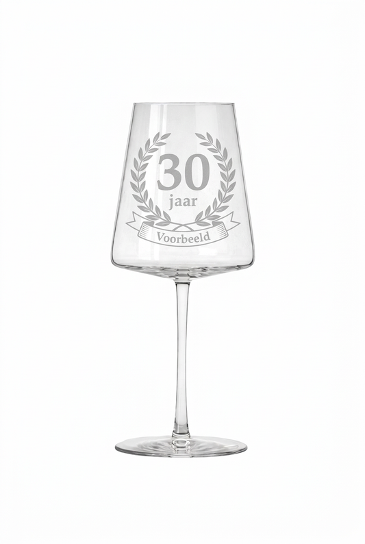 Gegraveerd wijnglas 30e verjaardag met naam - staand