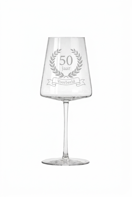Gegraveerd wijnglas 50e verjaardag met naam - staand