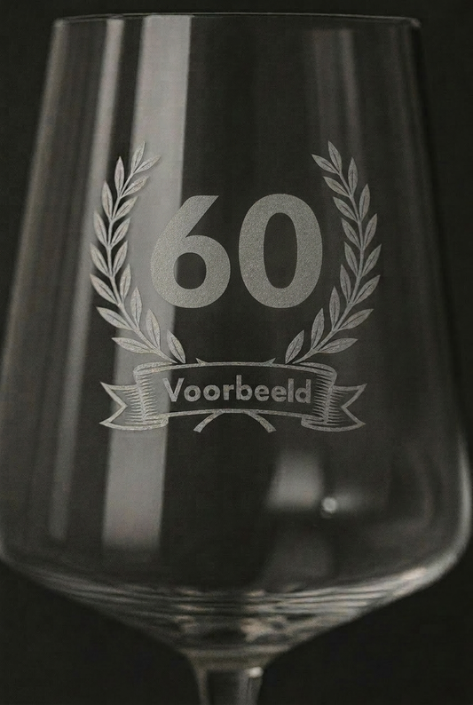 Gegraveerd wijnglas 60e verjaardag met naam - detail