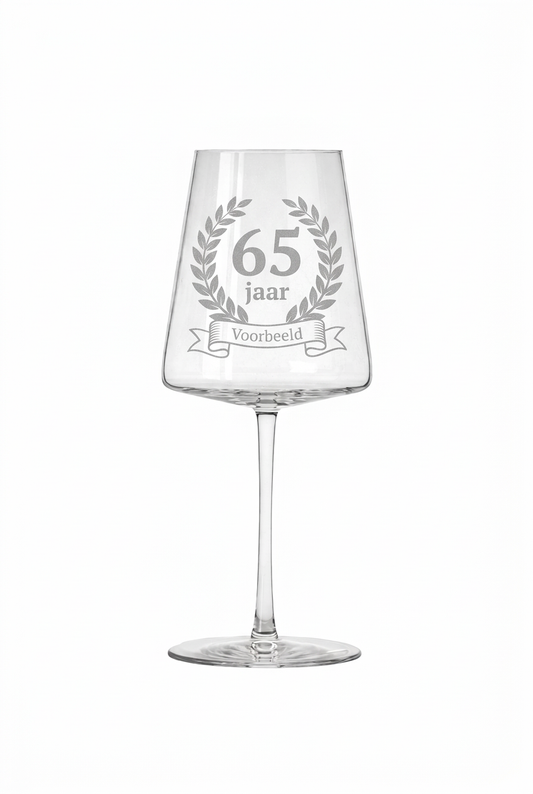 Gegraveerd wijnglas 65e verjaardag met naam - staand