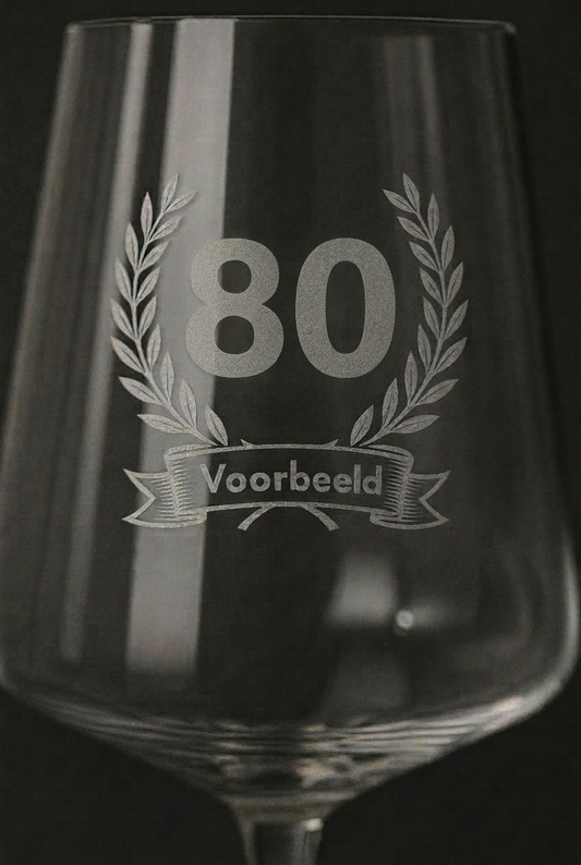 Gegraveerd wijnglas 80e verjaardag met naam - detail