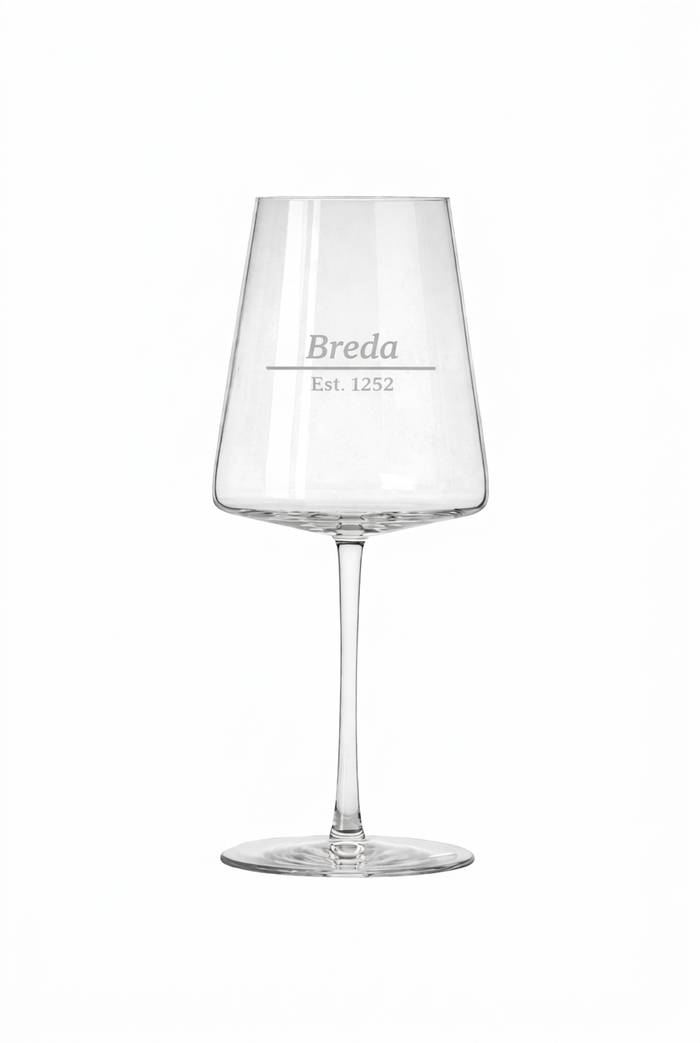 Gegraveerd wijnglas Breda met datum stadsrechten - Uniek cadeau - 52 cl