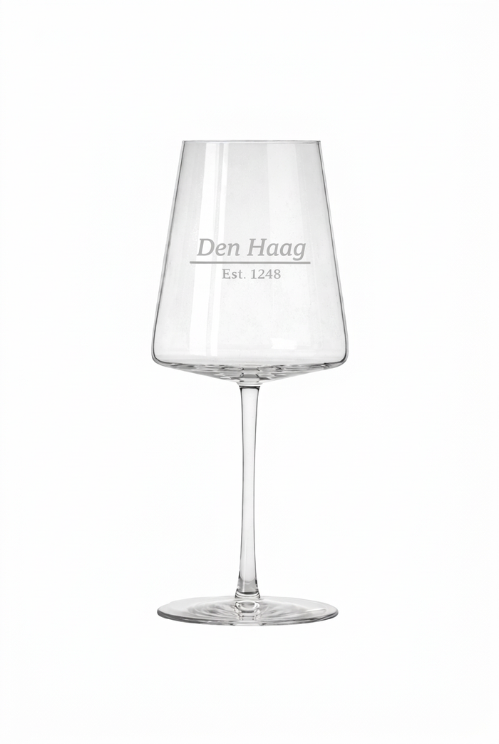 Gegraveerd wijnglas Den Haag met datum stadsrechten - Uniek cadeau - 52 cl