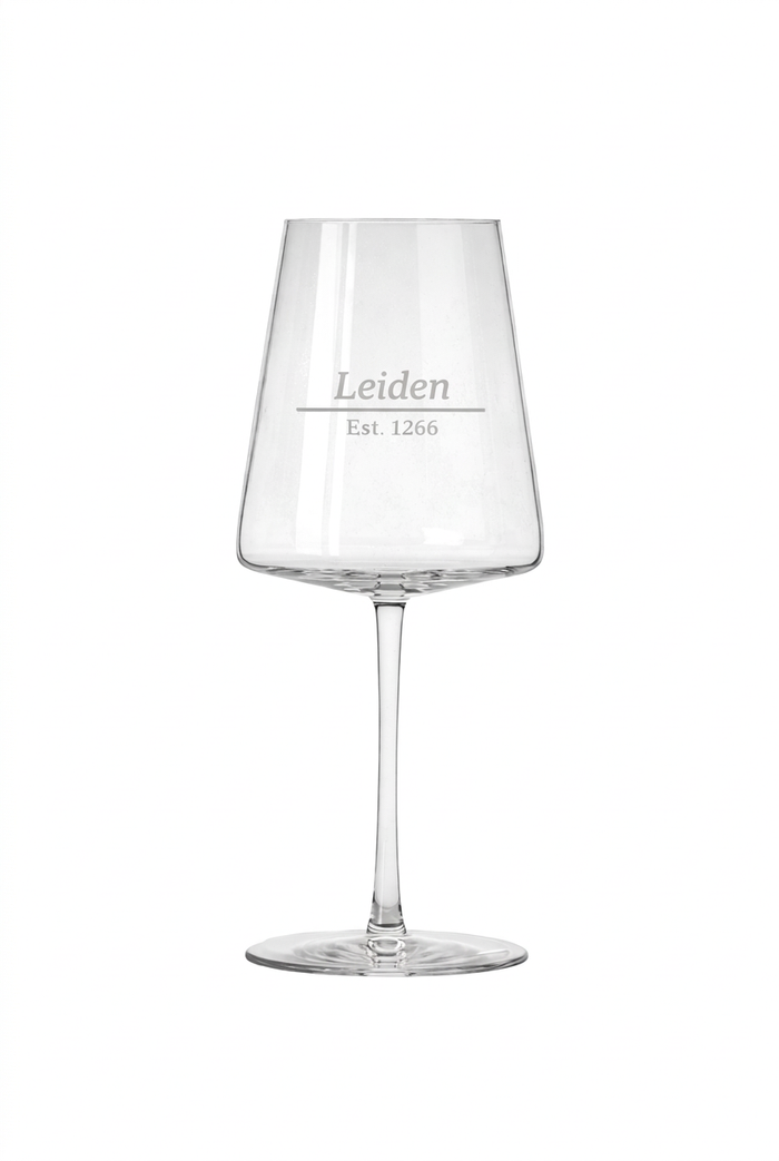 Gegraveerd wijnglas Leiden met datum stadsrechten - Uniek cadeau - 52 cl