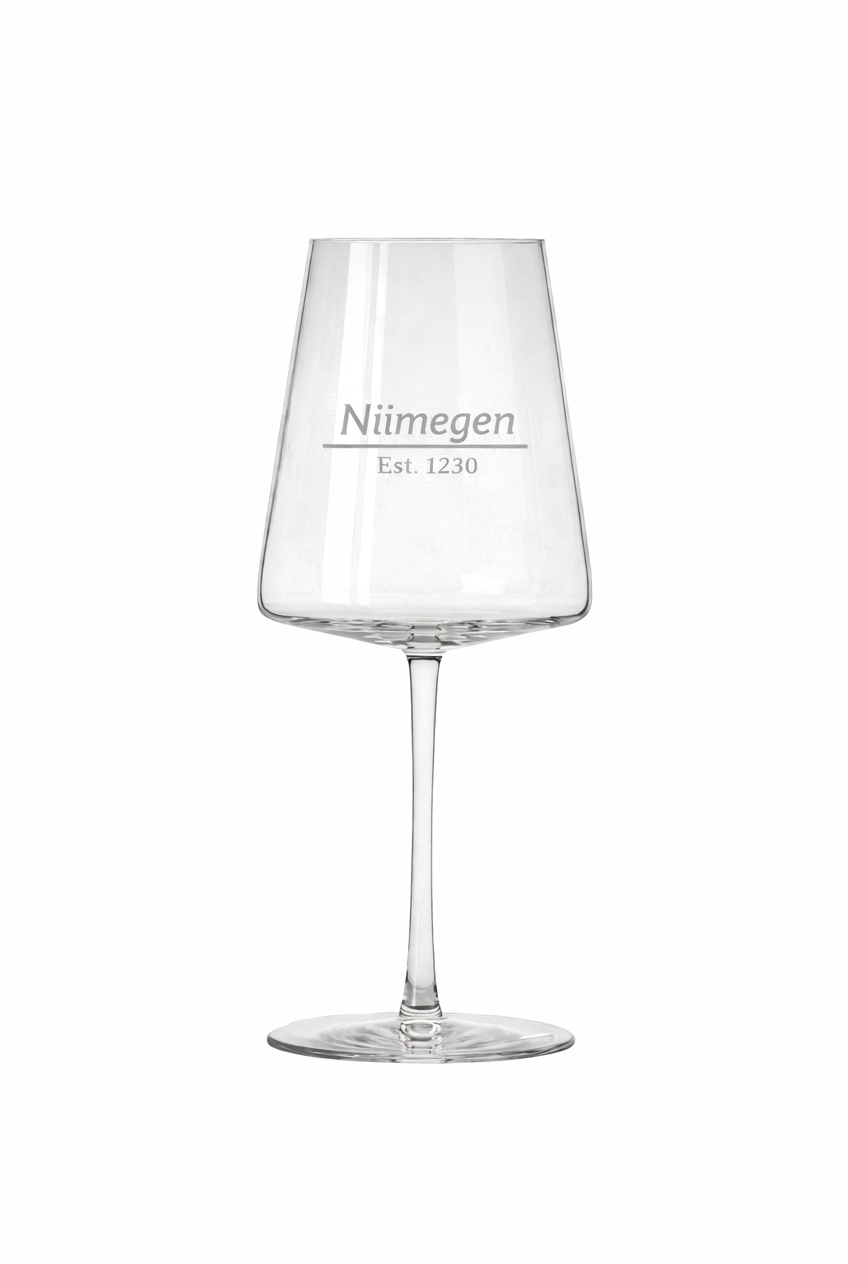 Gegraveerd wijnglas Nijmegen met datum stadsrechten - Uniek cadeau - 52 cl
