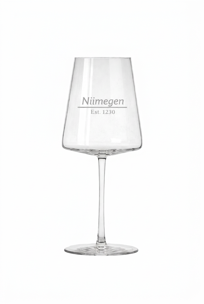 Gegraveerd wijnglas Nijmegen met datum stadsrechten - Uniek cadeau - 52 cl