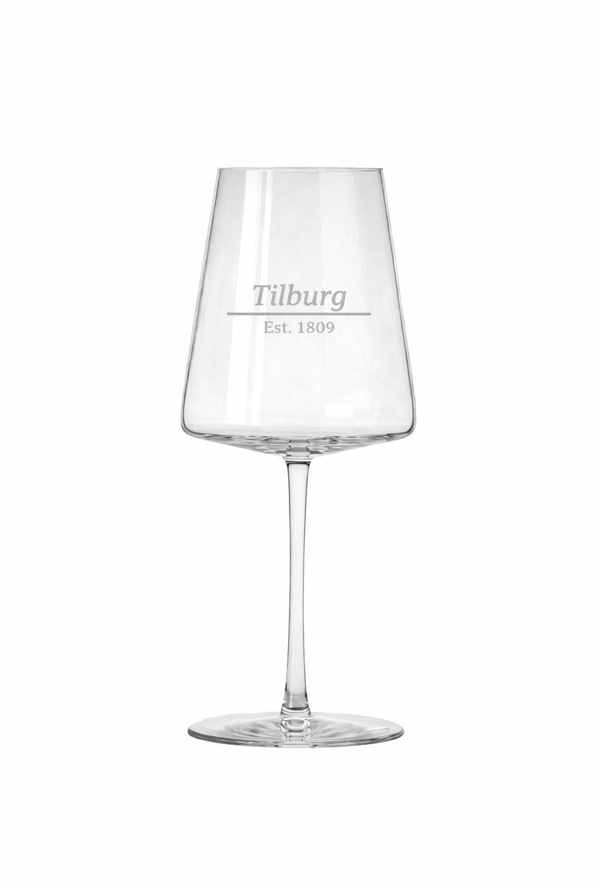 Gegraveerd wijnglas Tilburg met datum stadsrechten - Uniek cadeau - 52 cl